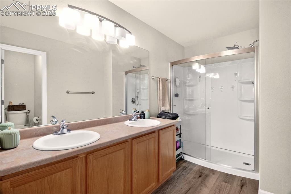 Image 23 of 35: Bathroom