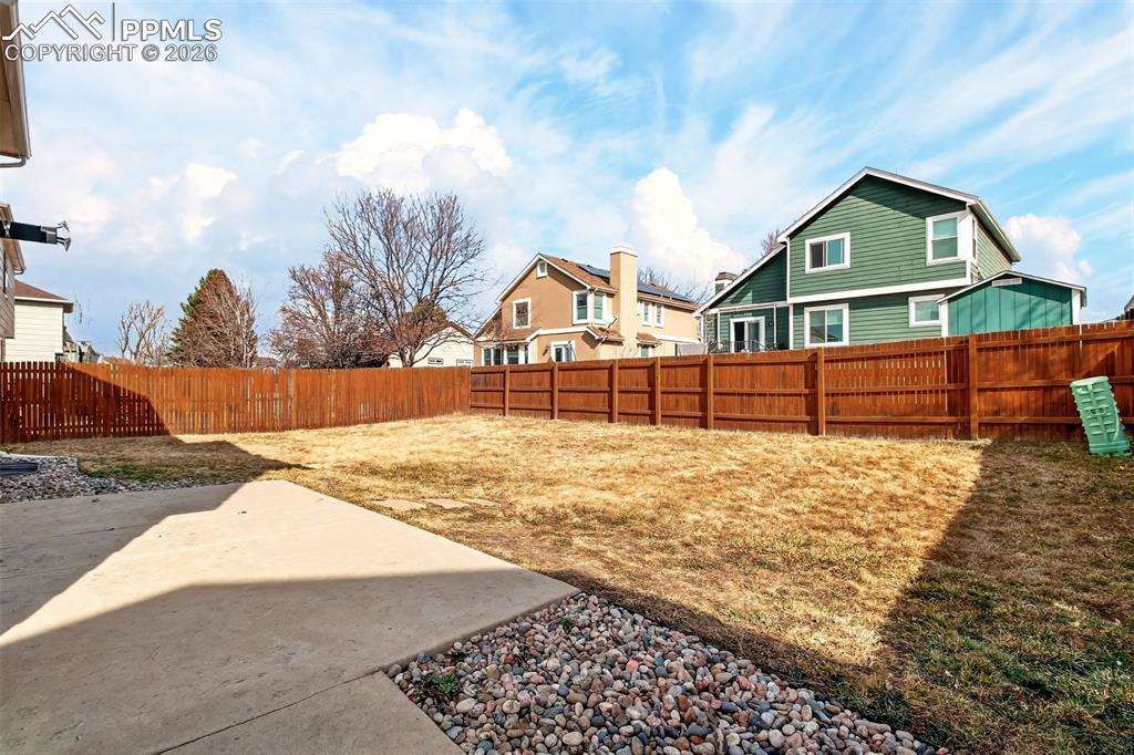 Image 33 of 35: Yard