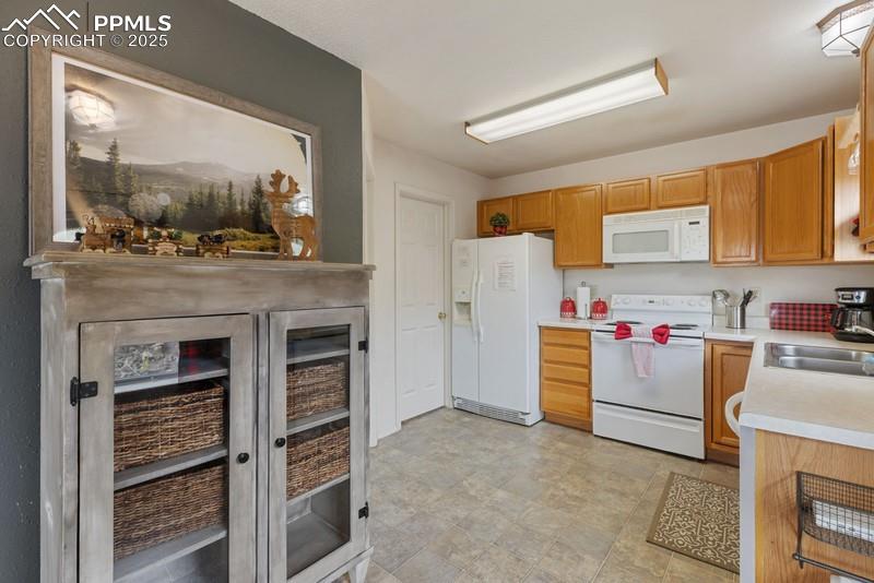 Image 11 of 50: Kitchen