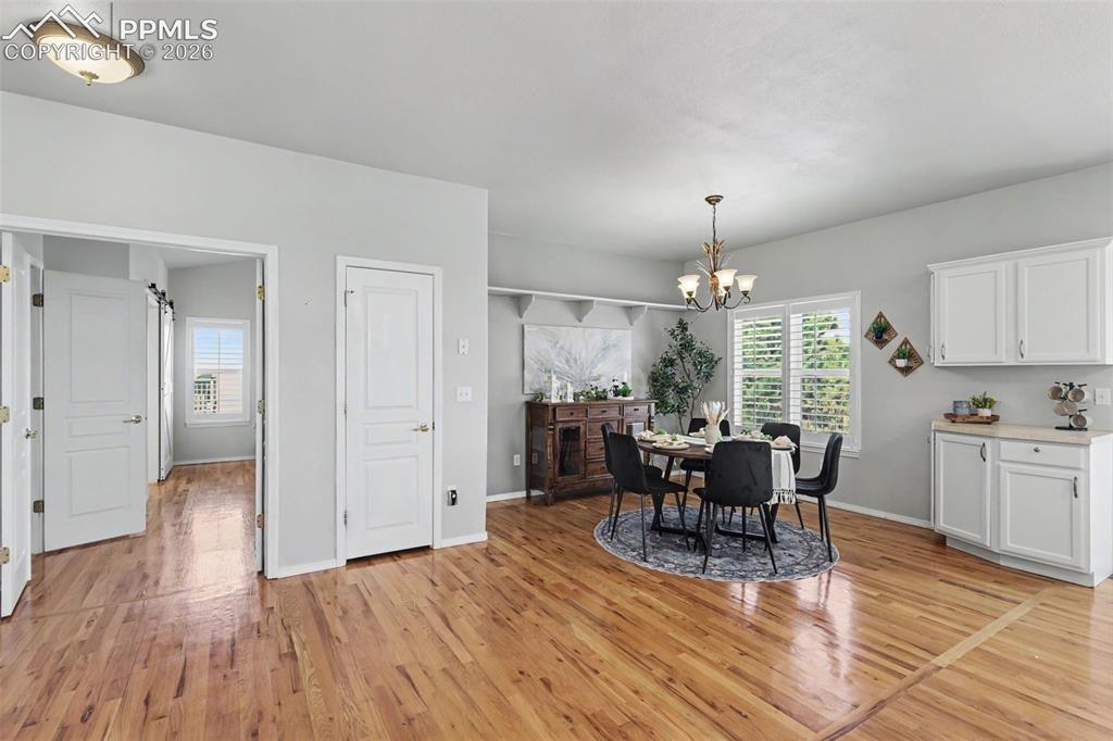 Image 14 of 45: Dining Area