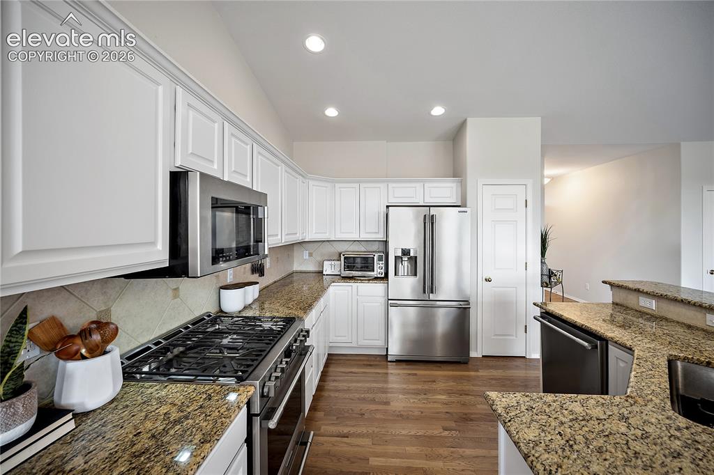 Image 8 of 50: Kitchen