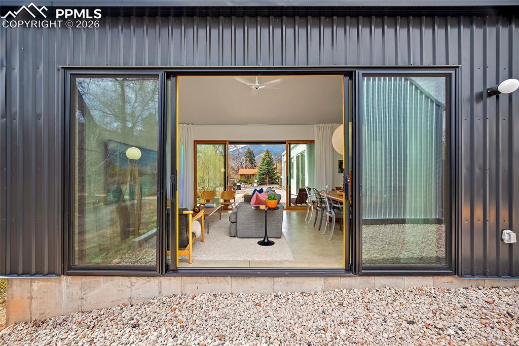 Image 14 of 50: Dining Area