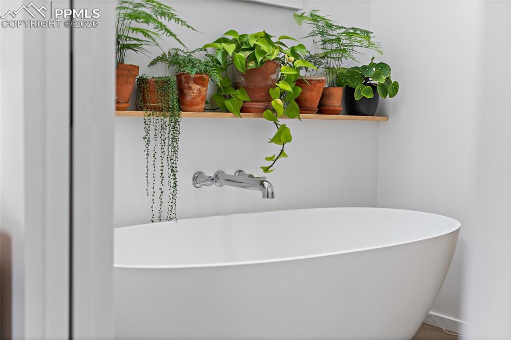 Image 33 of 50: Bedroom