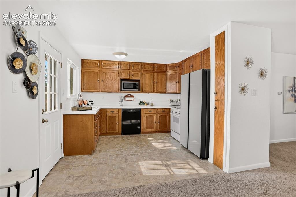 Image 11 of 24: Kitchen