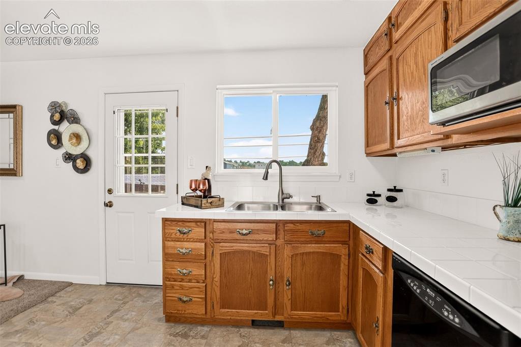 Image 12 of 24: Kitchen
