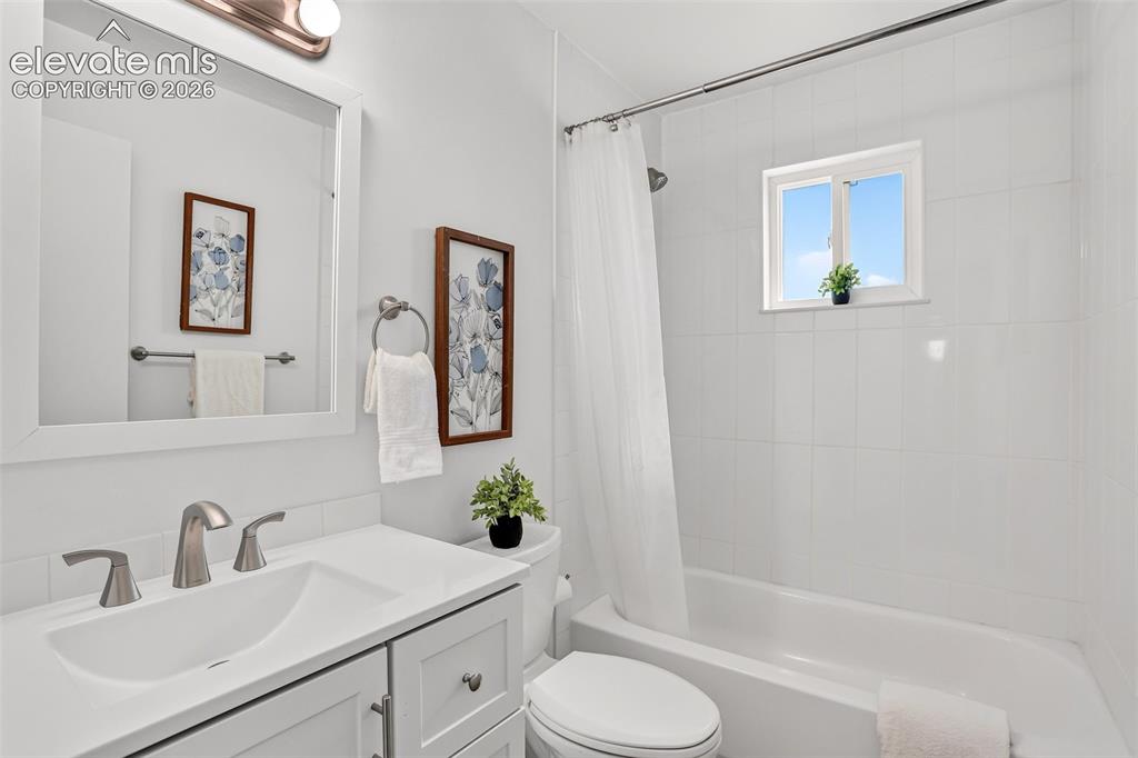 Image 20 of 24: Bathroom