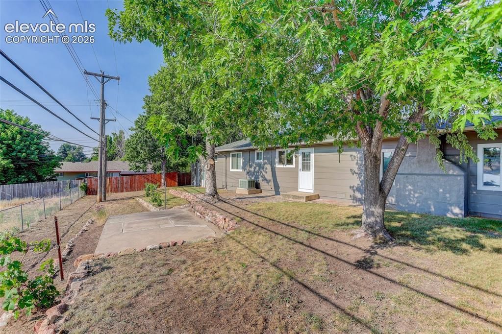 Image 22 of 24: Yard