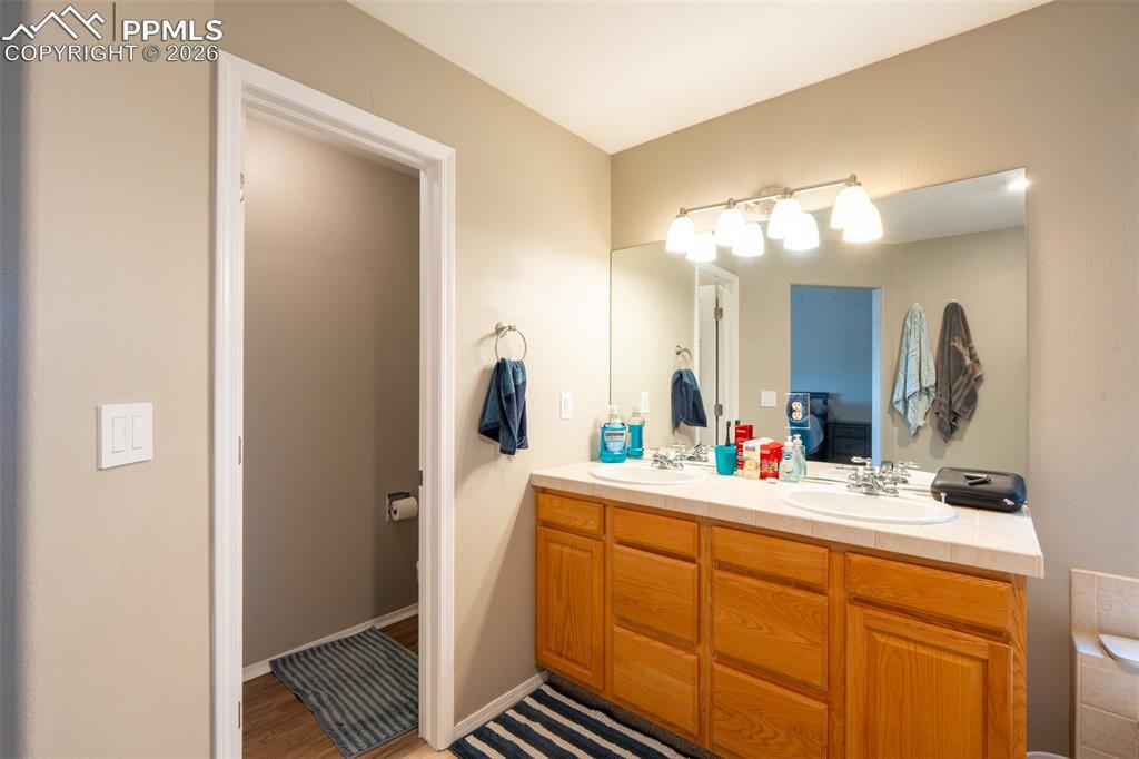 Image 23 of 45: Primary 5 piece bathroom (2) with partitioned toilet - upper floor