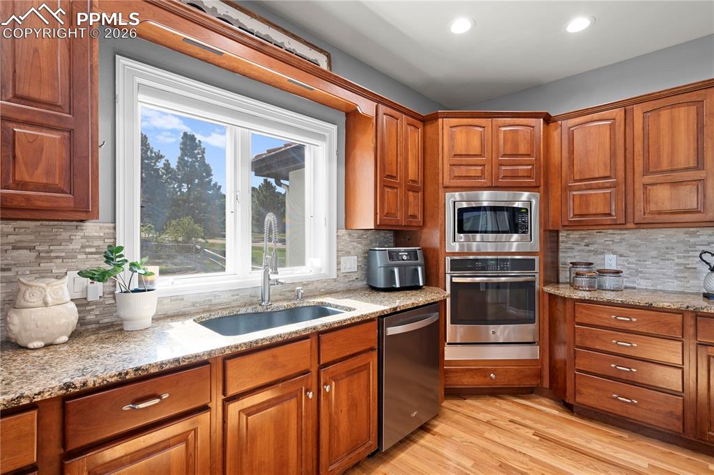 Image 11 of 50: Kitchen