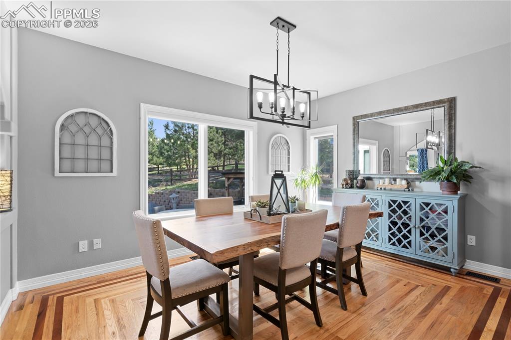 Image 12 of 50: Dining Area