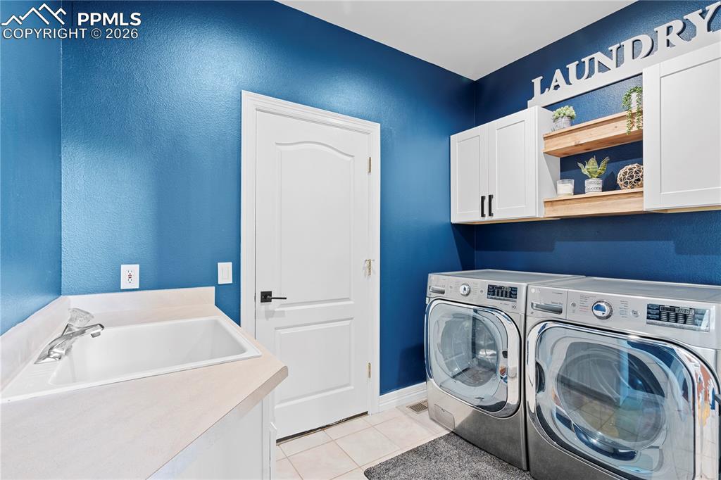 Image 13 of 50: Laundry