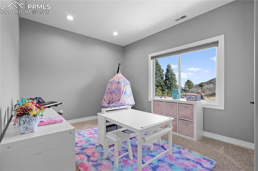 Image 22 of 50: Bedroom