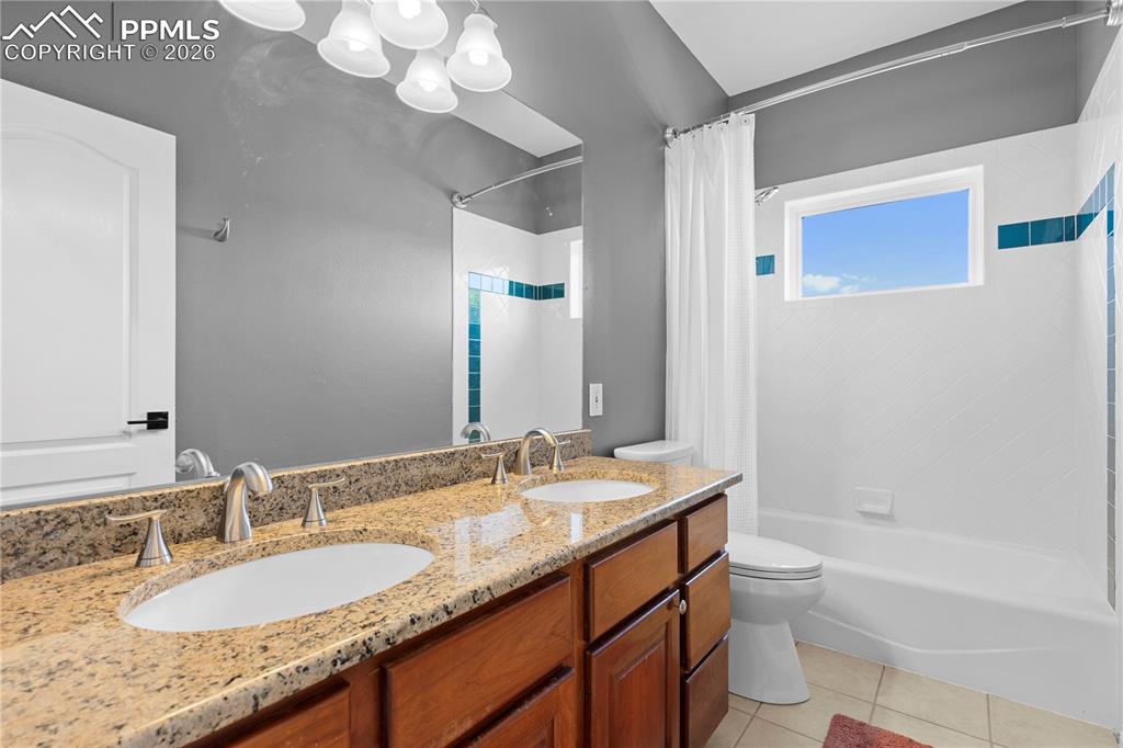 Image 23 of 50: Bathroom