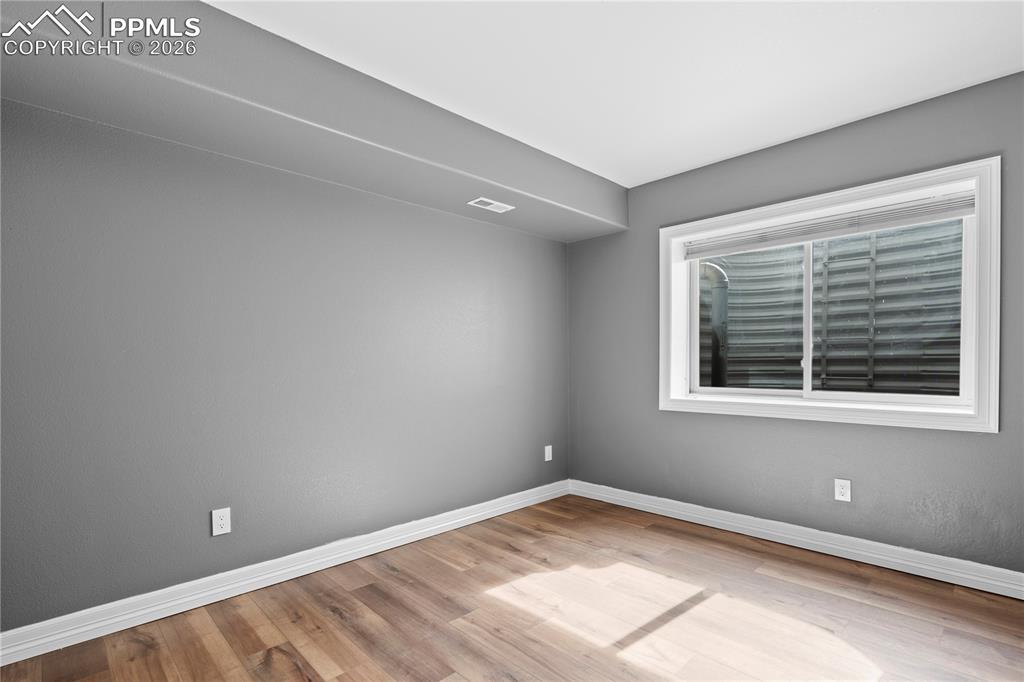 Image 25 of 50: Bedroom