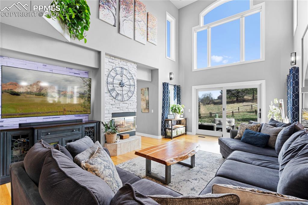 Image 3 of 50: Living Room