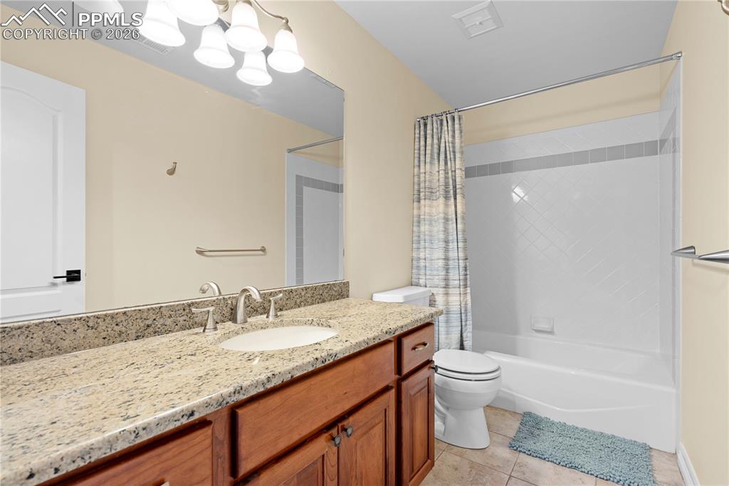 Image 31 of 50: Bathroom