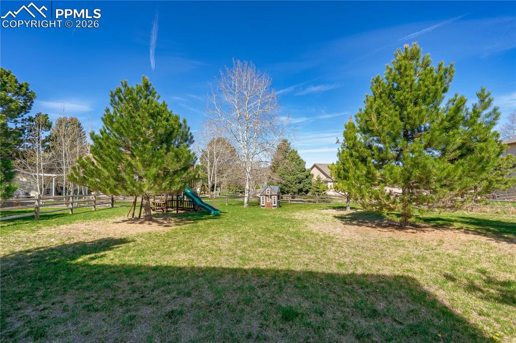 Image 37 of 50: Yard