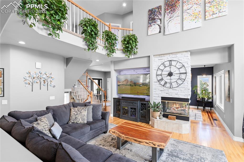 Image 4 of 50: Living Room