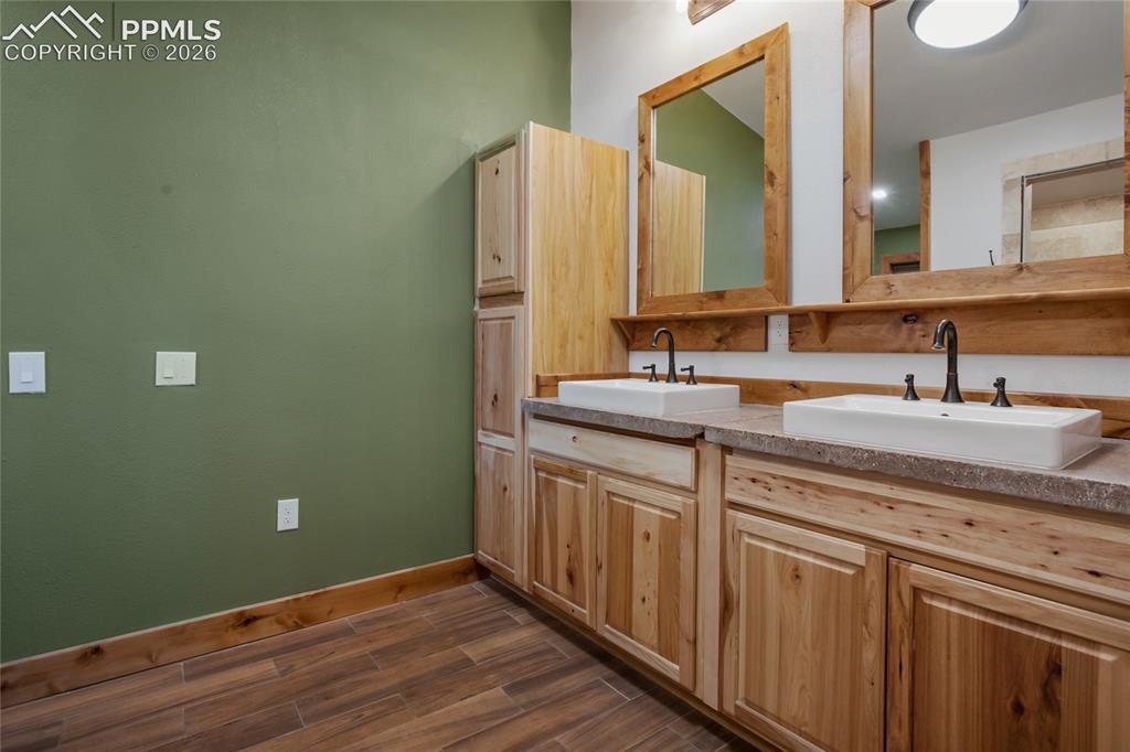 Image 17 of 41: Upper level ensuite