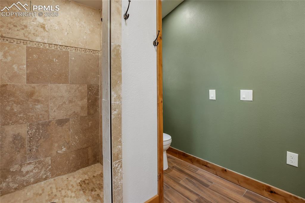 Image 18 of 41: Upper level ensuite