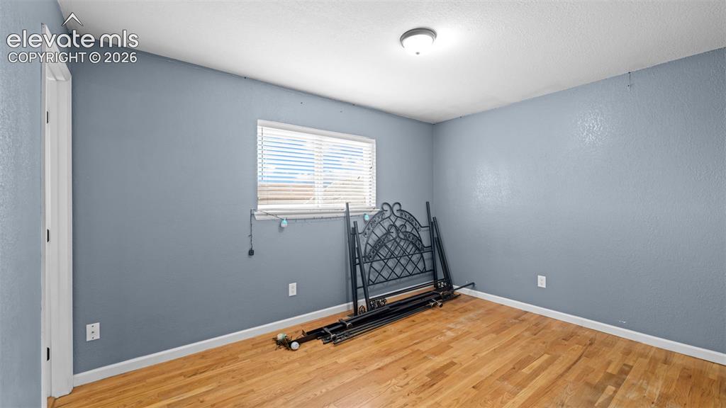 Image 10 of 30: Bedroom