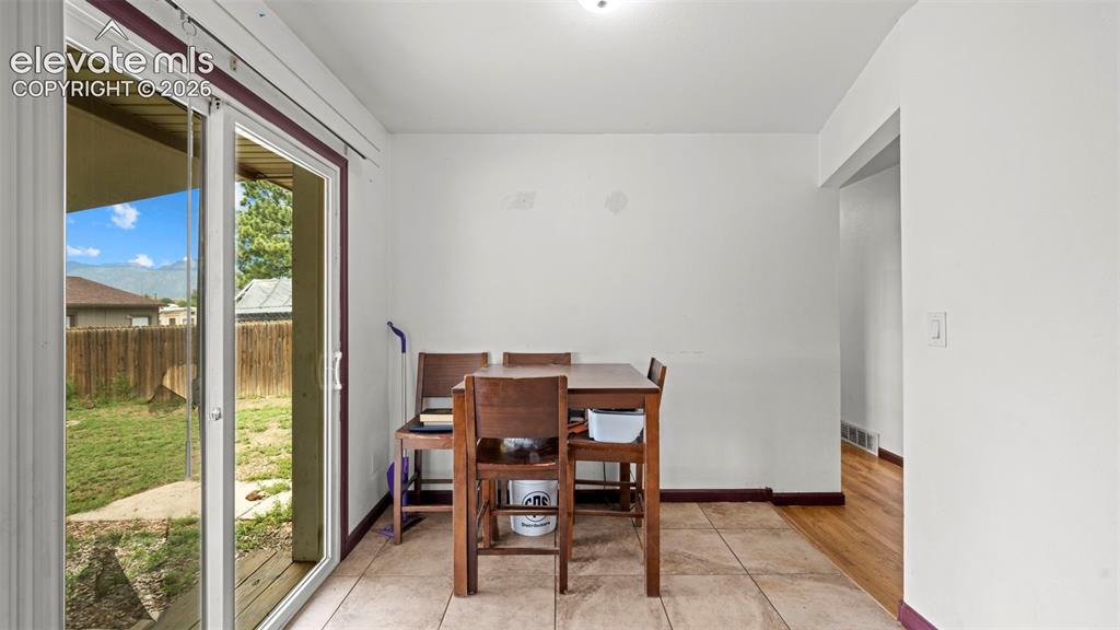 Image 12 of 30: Dining Area