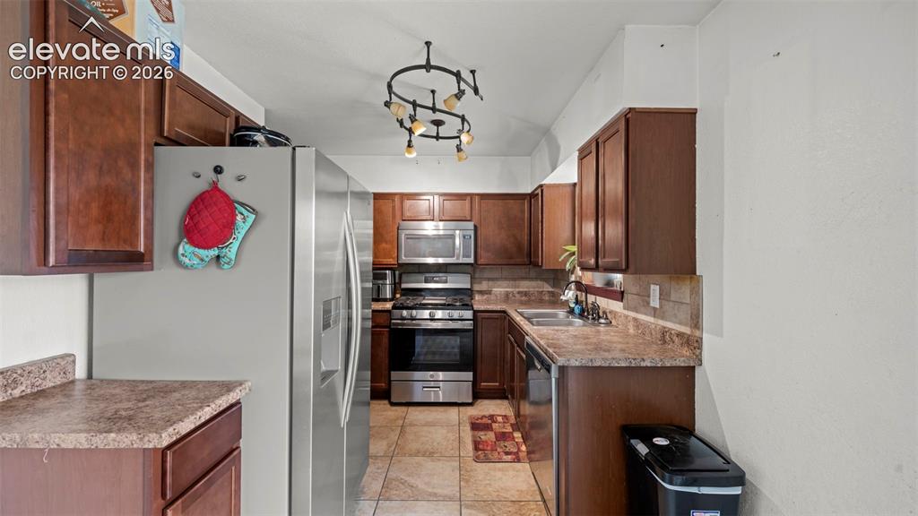 Image 14 of 30: Kitchen