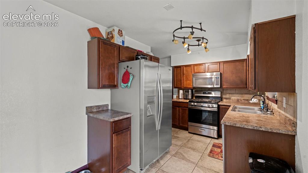 Image 15 of 30: Kitchen