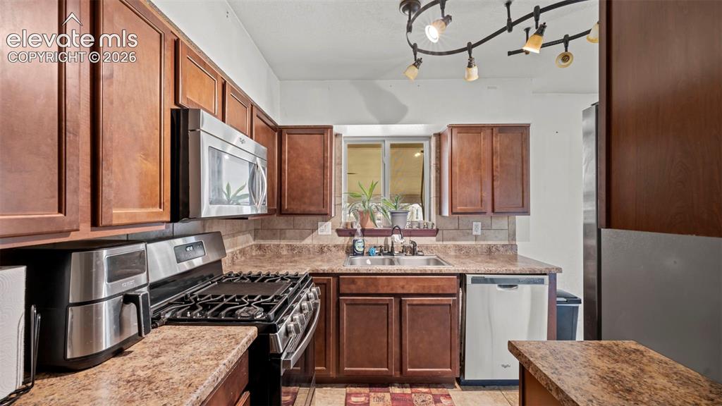 Image 16 of 30: Kitchen