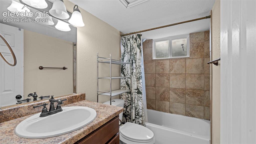 Image 19 of 30: Bathroom