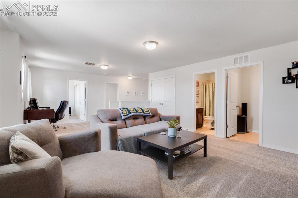 Image 18 of 31: Living Room