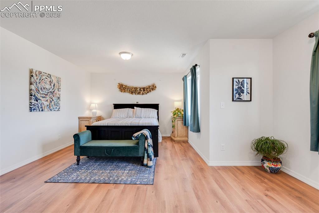 Image 19 of 31: Bedroom