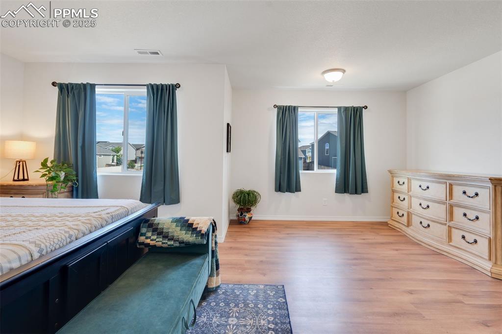 Image 20 of 31: Bedroom