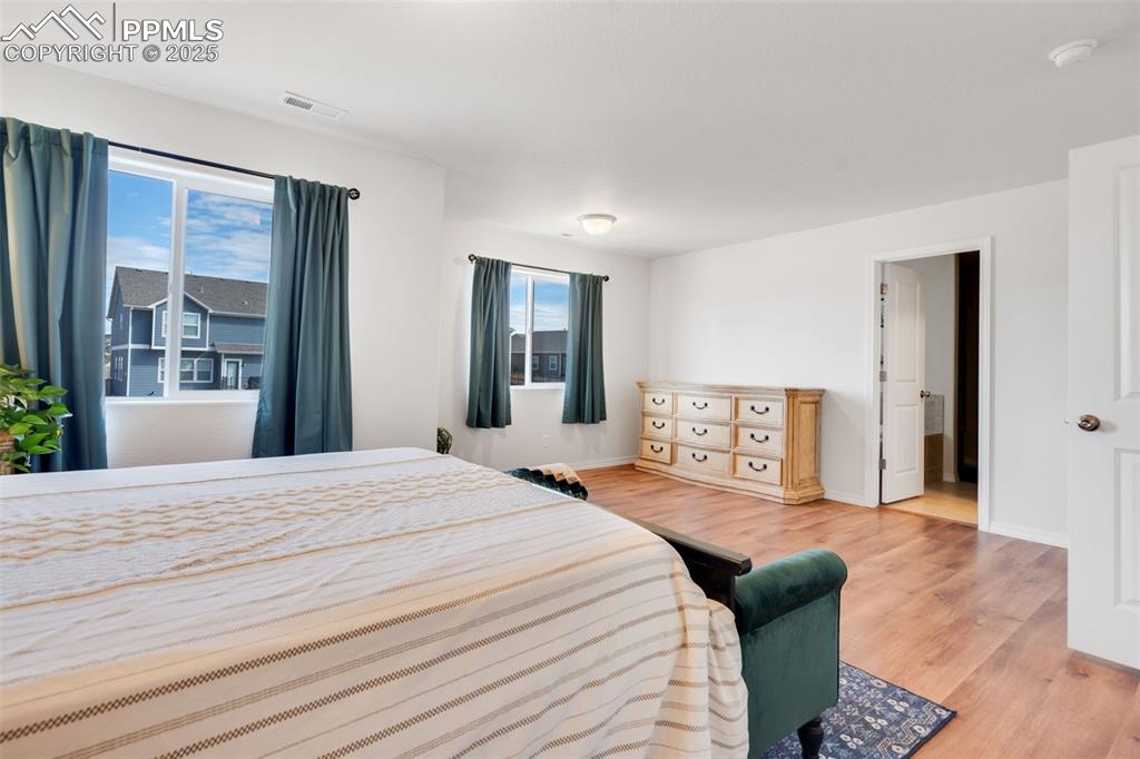 Image 21 of 31: Bedroom