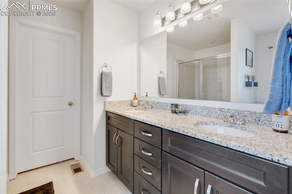 Image 22 of 31: Bathroom