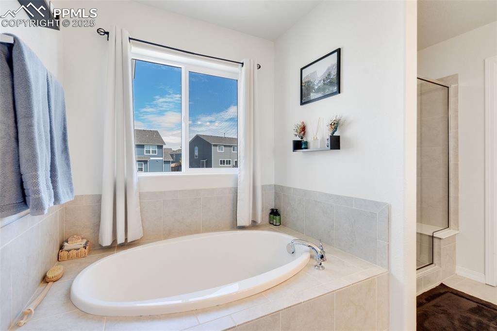 Image 23 of 31: Bathroom