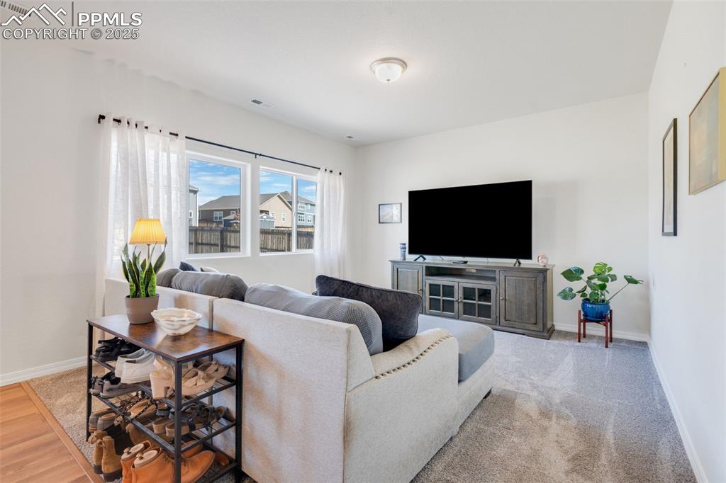 Image 6 of 31: Living Room