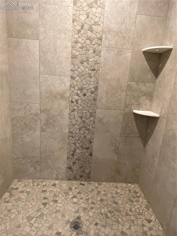 Image 19 of 31: Bathroom