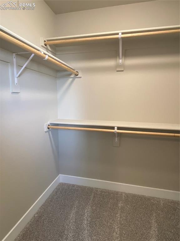 Image 21 of 31: Closet