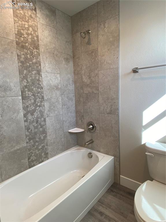 Image 23 of 31: Bathroom