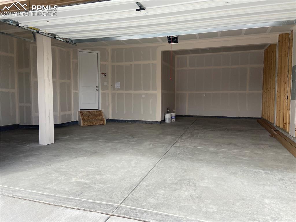 Image 29 of 31: Garage