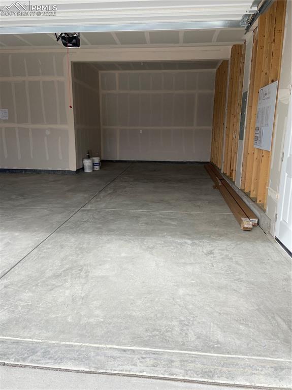 Image 30 of 31: Garage