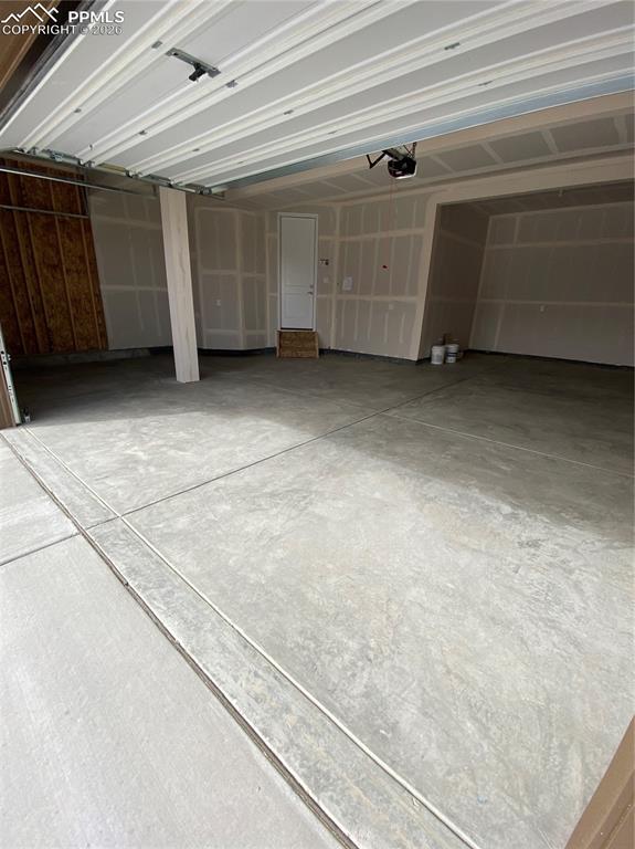 Image 31 of 31: Garage