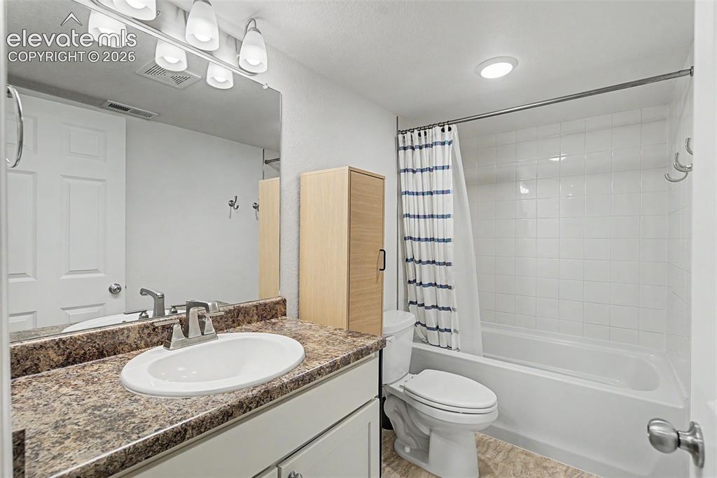 Image 26 of 31: Bathroom