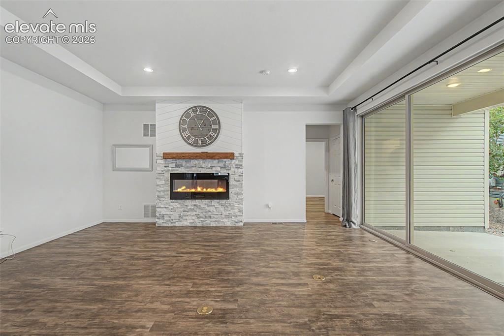 Image 6 of 31: Living Room