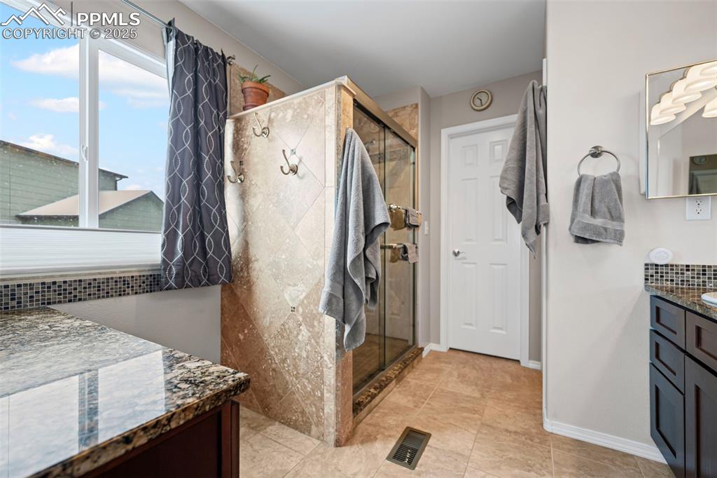 Image 13 of 19: Bathroom