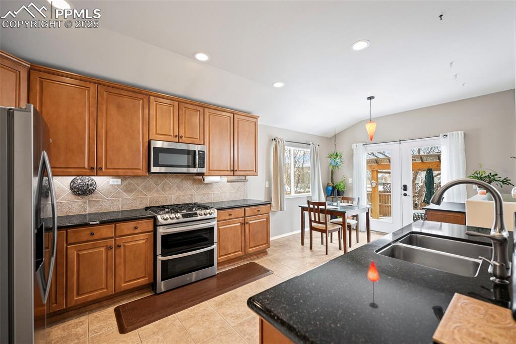 Image 3 of 19: Kitchen