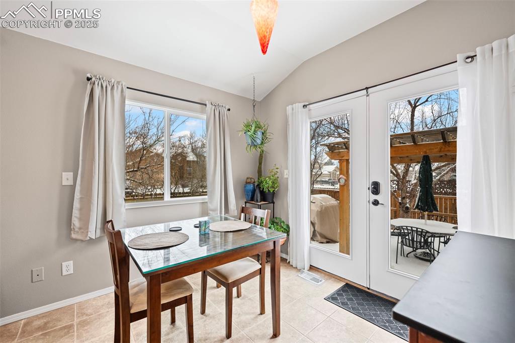 Image 5 of 19: Dining Area