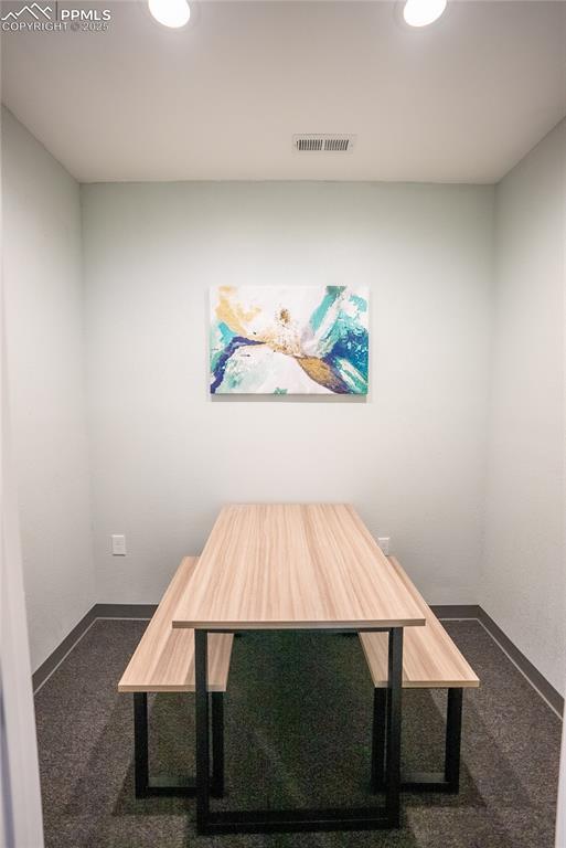 Image 14 of 35: Dining Area