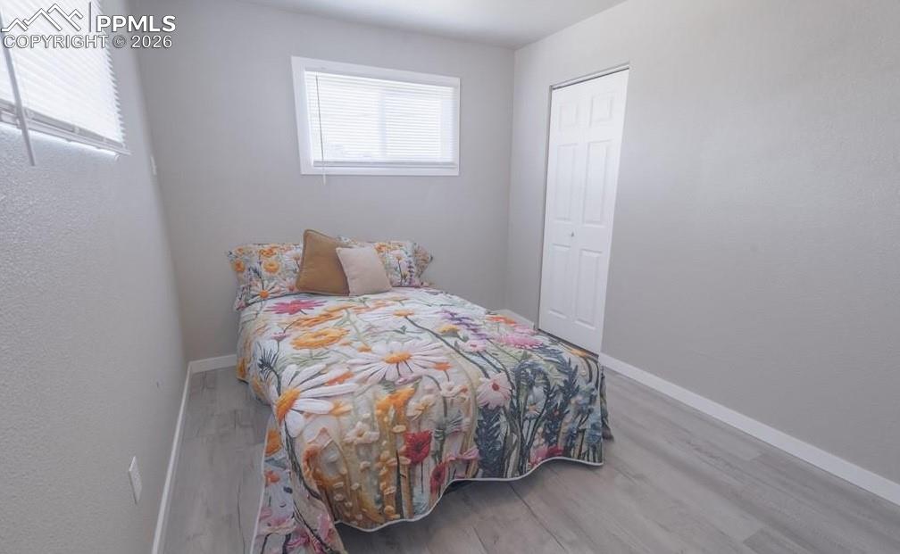 Image 17 of 21: Bedroom